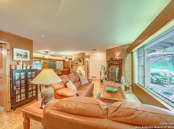 5th image of 223 E Woodlake Dr