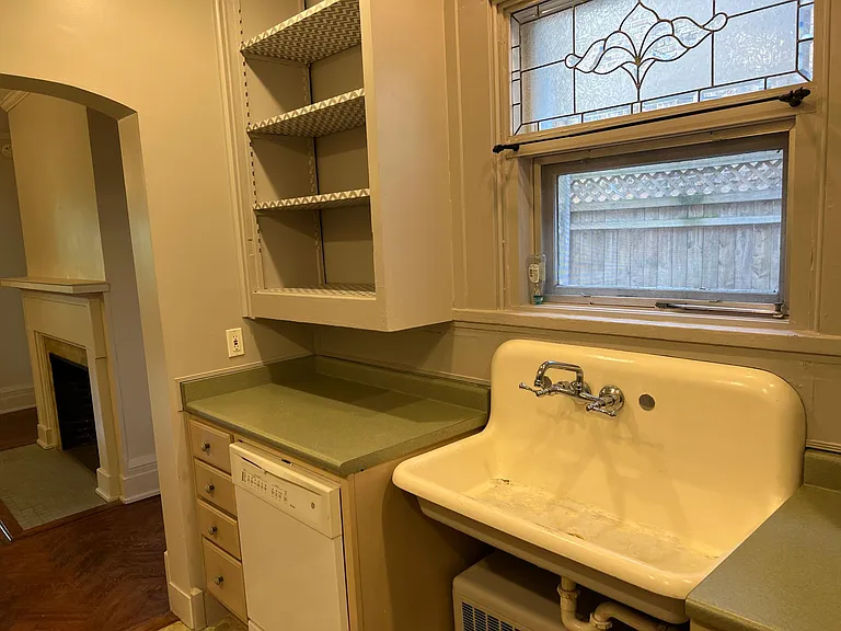 922 W Berry St — Photo 10