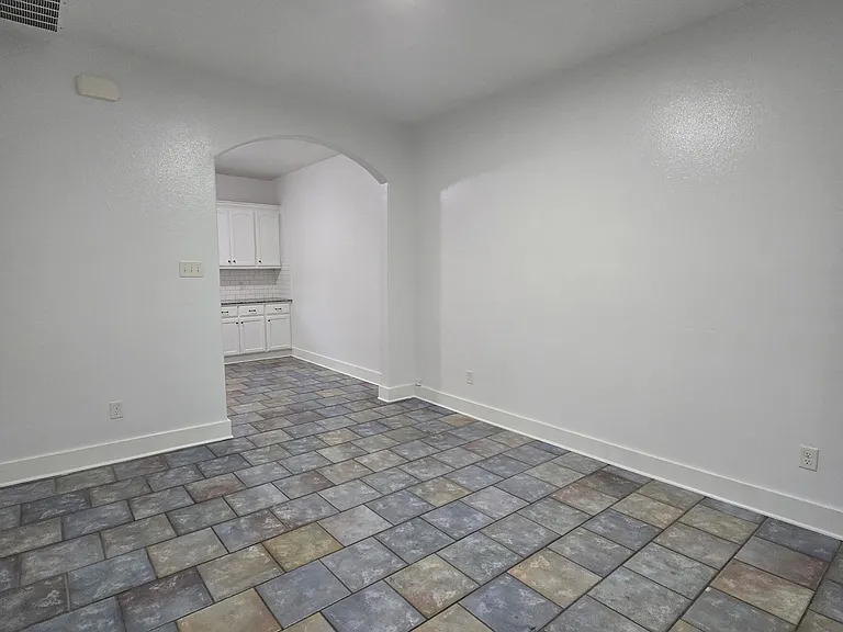 715 E Queen St — Photo 10