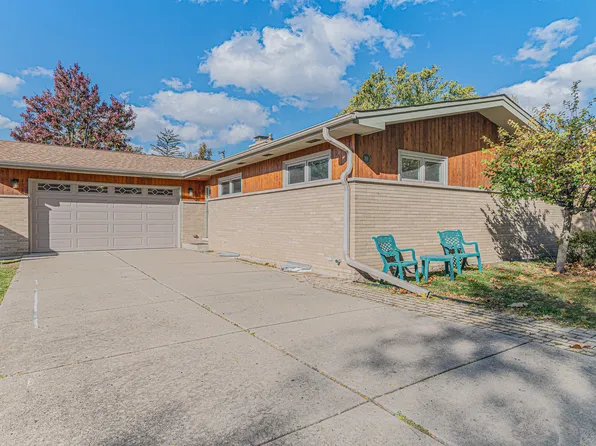 818 S Villa Ave, Villa Park, IL 60181