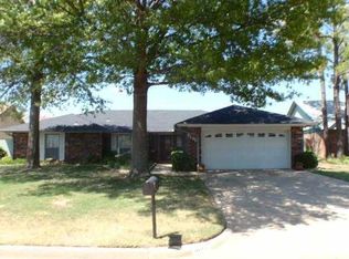 9105 Oak Cliff Dr, Midwest City, OK 73130