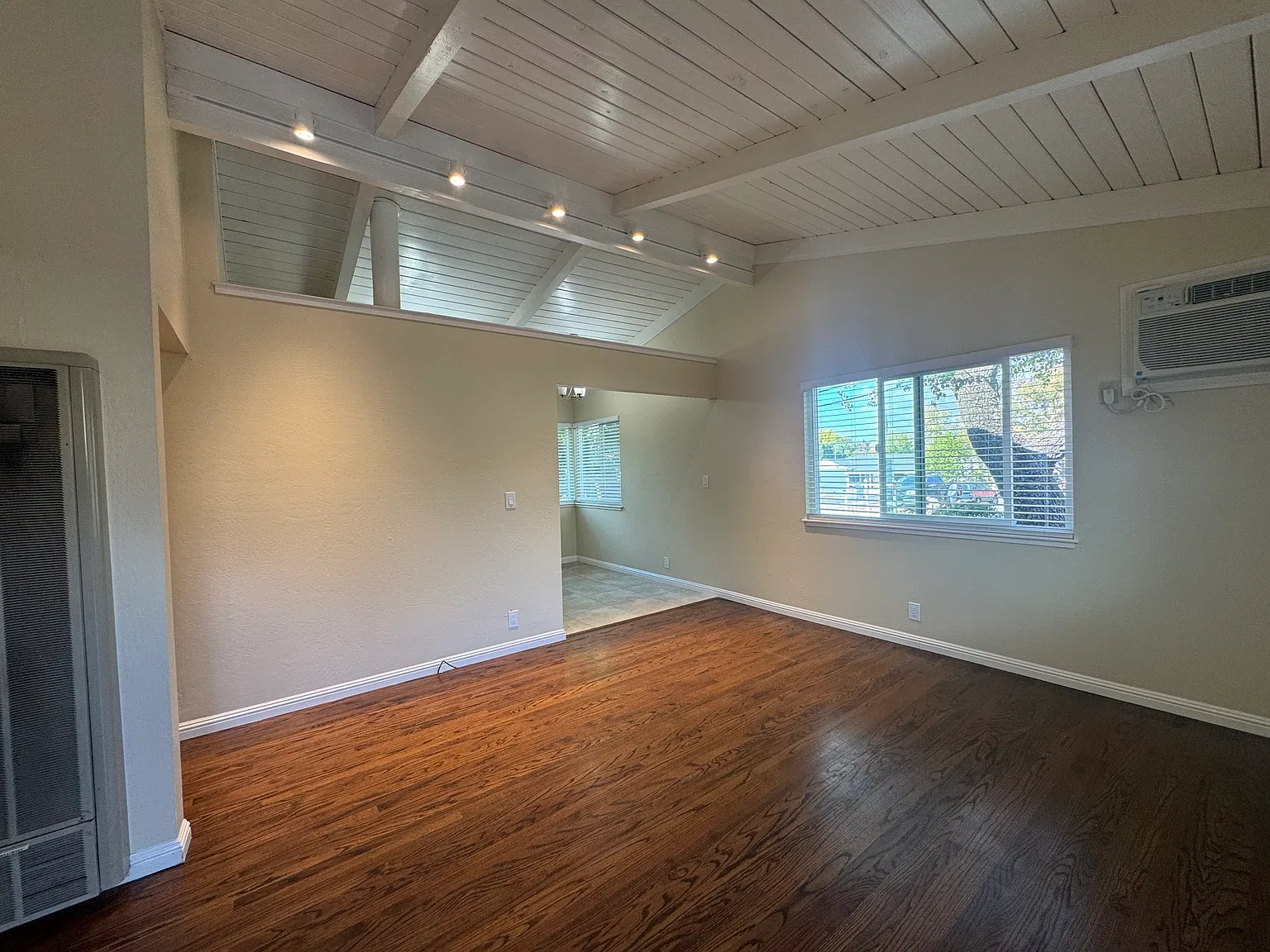 2 bed, 800 sqft, $2,400 — Photo 4