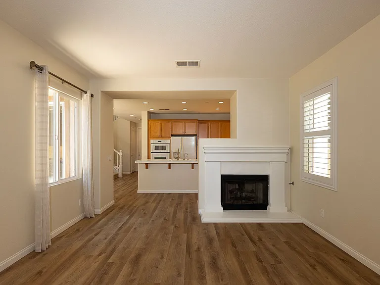 326 Lakeview Ct — Photo 6