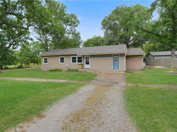 301 E 3rd St, Altamont, KS 67330