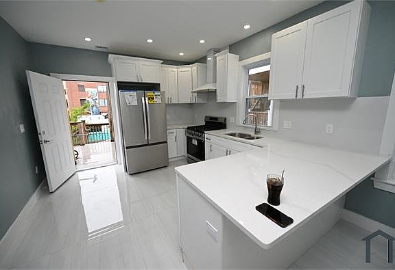 4th image of 16 Greenwich St Floor 2