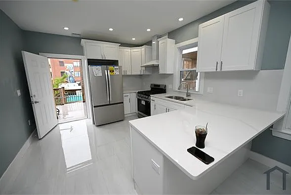 16 Greenwich St #2 — Photo 4