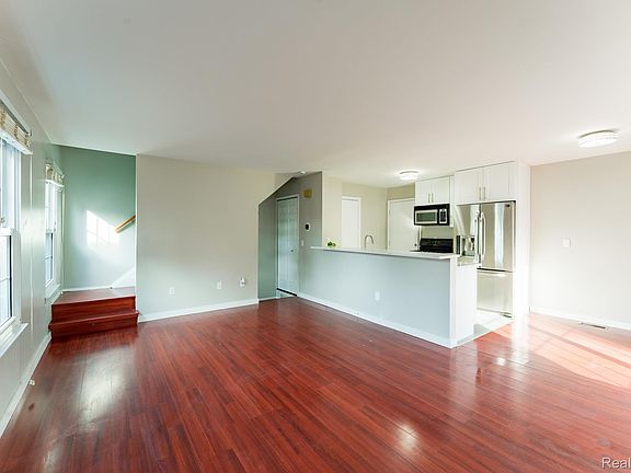 5th image of 264 1st St