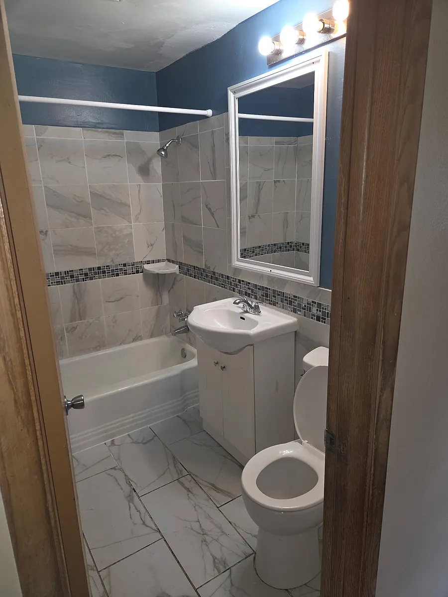 Photo 2 of 10 - 1115 York Ave #6 - Saint Paul, MN Building Photo - 1115 York Ave #6
