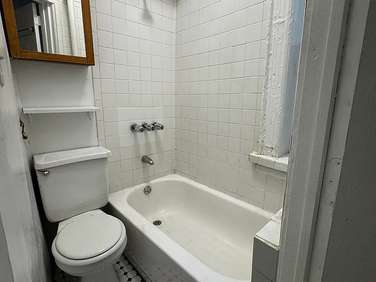 207 E 5th St #2 — Photo 9
