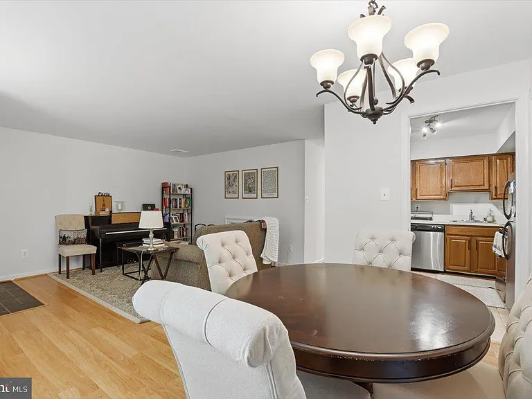 545 Colecroft Ct — Photo 6
