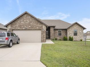 879 E Dyann Dr, Nixa, MO 65714
