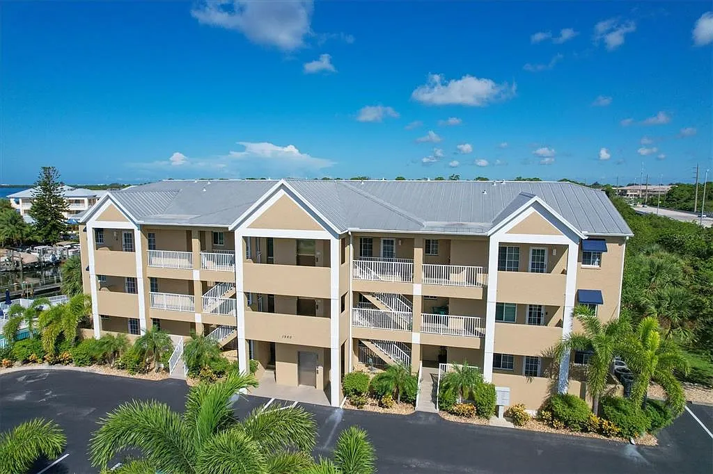 2 bed, 2.0 bath, 1360 sqft, $3,750 — Photo 4