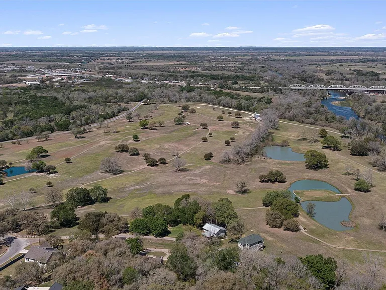 312 Country Club Dr — Photo 36