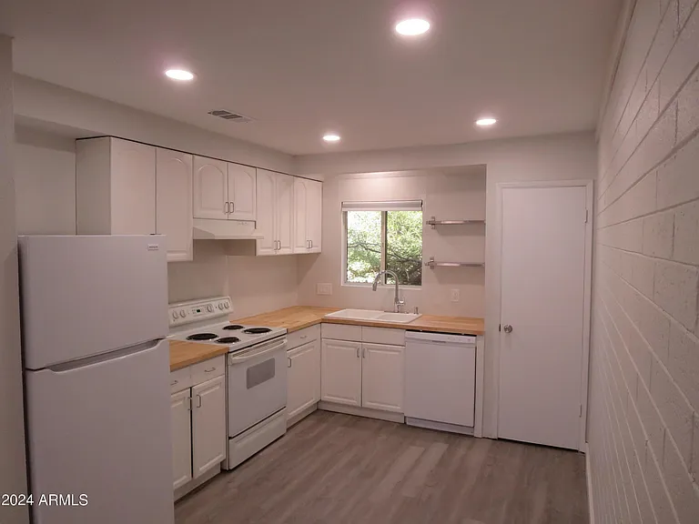 1450 E Bethany Home Rd #34 — Photo 3