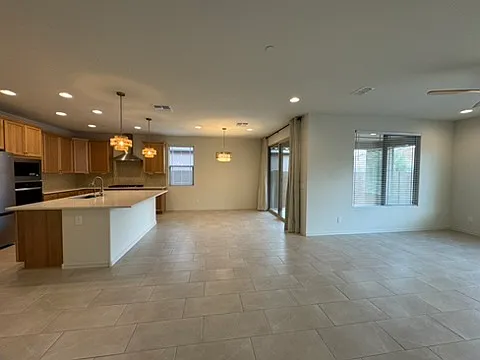 4 bed, 2249 sqft, $2,650 — Photo 4