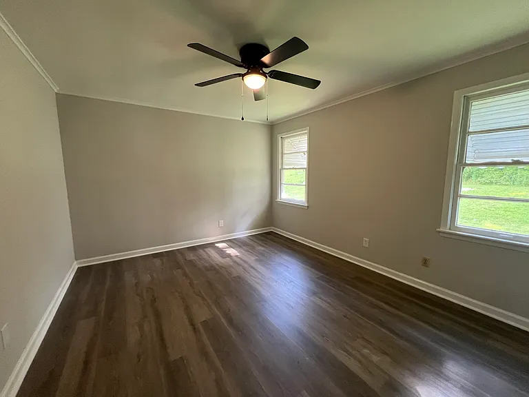 503 S Foster Dr — Photo 3