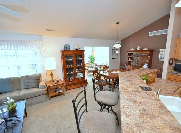 3rd image of 263 Lilac Ln Unit 263
