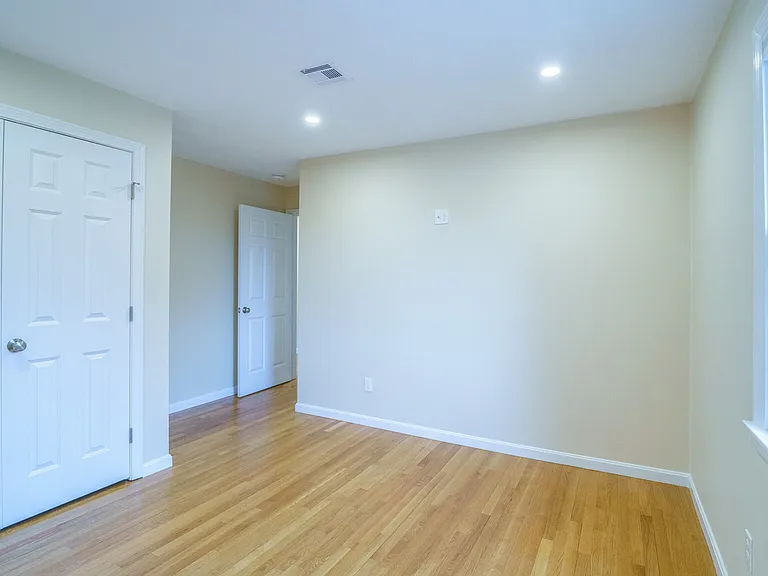 300 Adams St — Photo 28