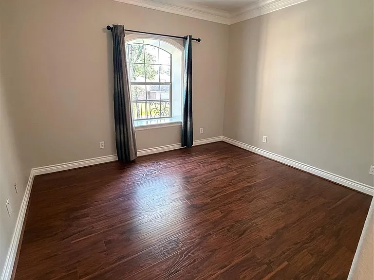 1523 Glen Oaks Dr — Photo 3