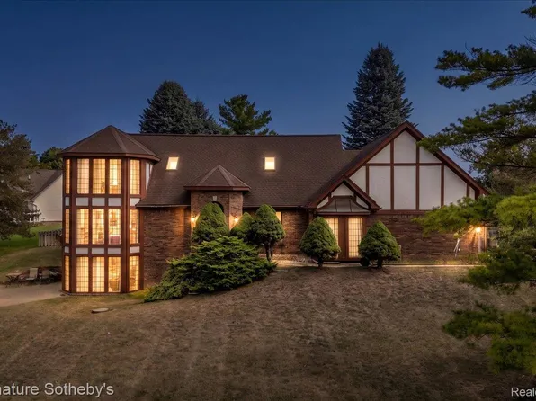 9925 Timothy Ln, South Lyon, MI 48178