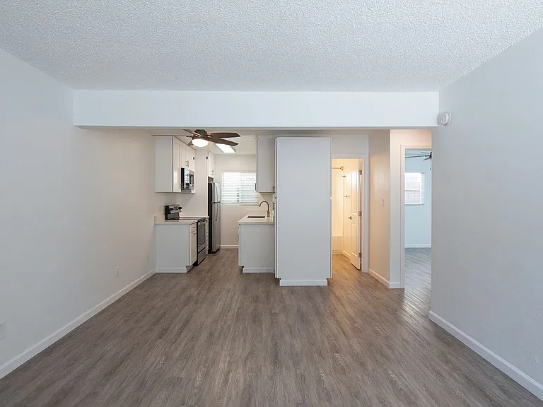 Catalina Pacific Apartments — Photo 2