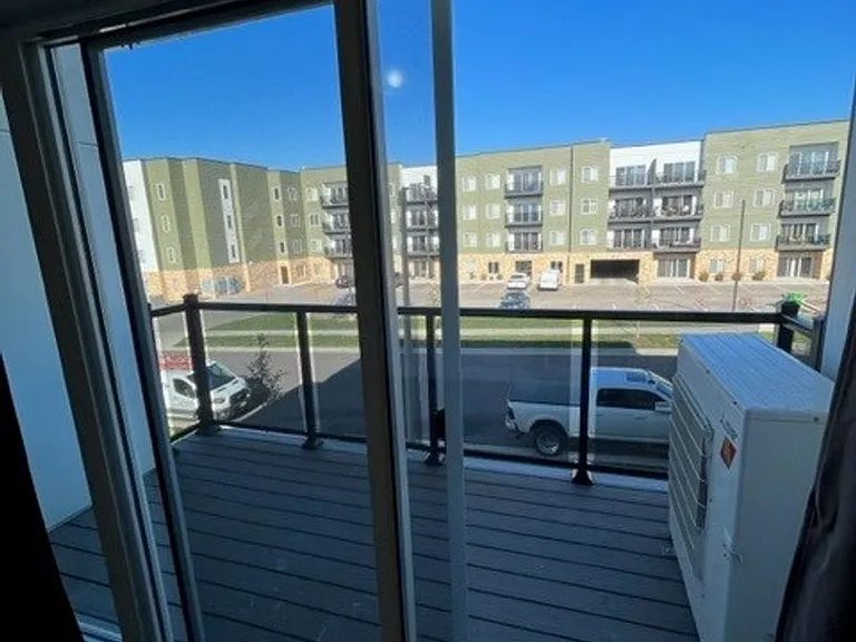 Cottage Grove Commons: 1400 N Windsor — Photo 24