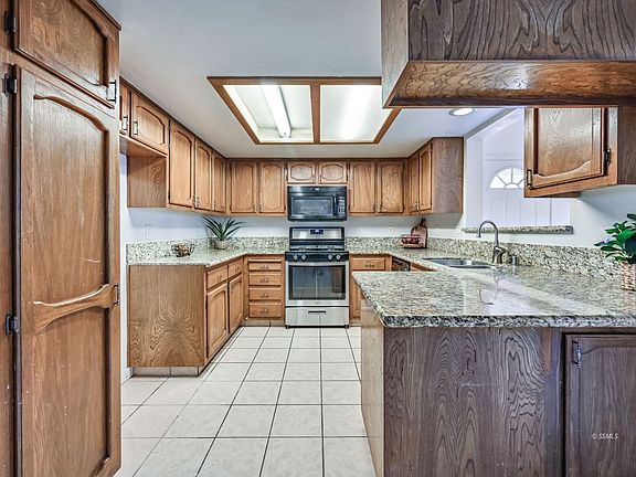 3rd image of 620 Sherwood Ct