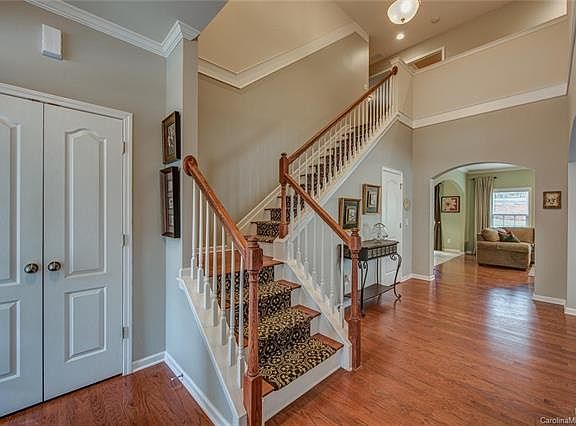 3rd image of 1063 McLaren Dr