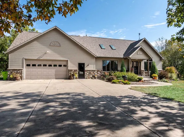 1021 Prairie Queen Rd, Cambridge, WI 53523