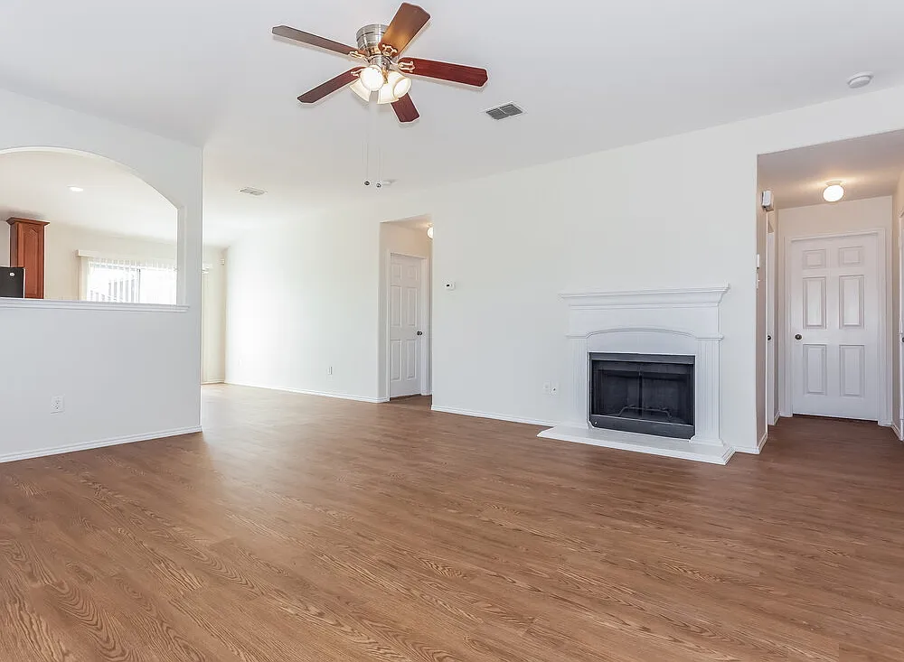 3 bed, 2.0 bath, 1556 sqft, $2,480 — Photo 2