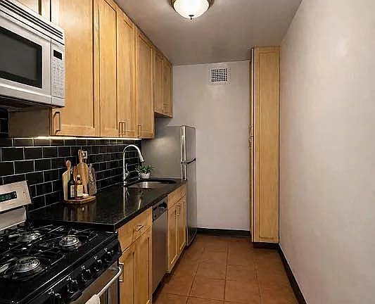 3rd image of 245 E 19th St APT 4P