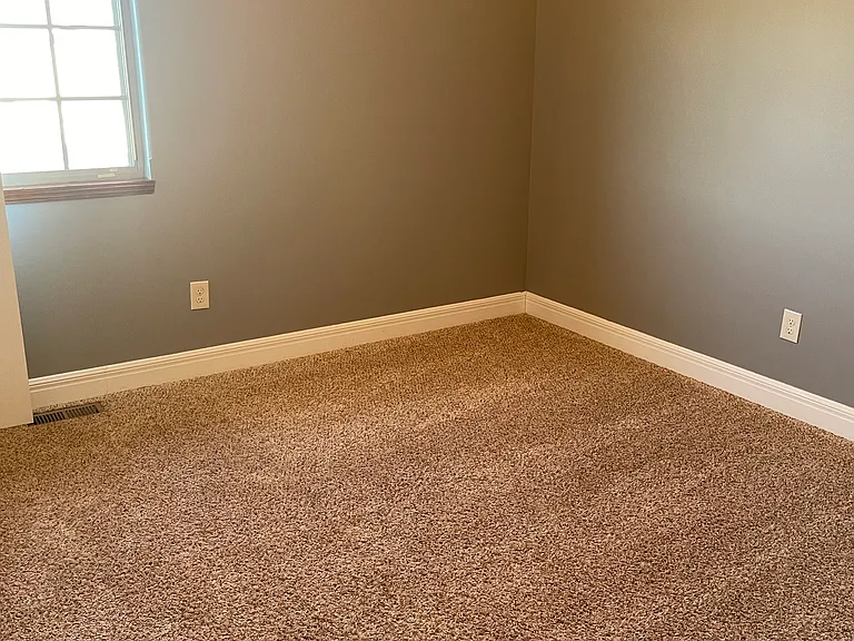 1027 Dakota Ln — Photo 4