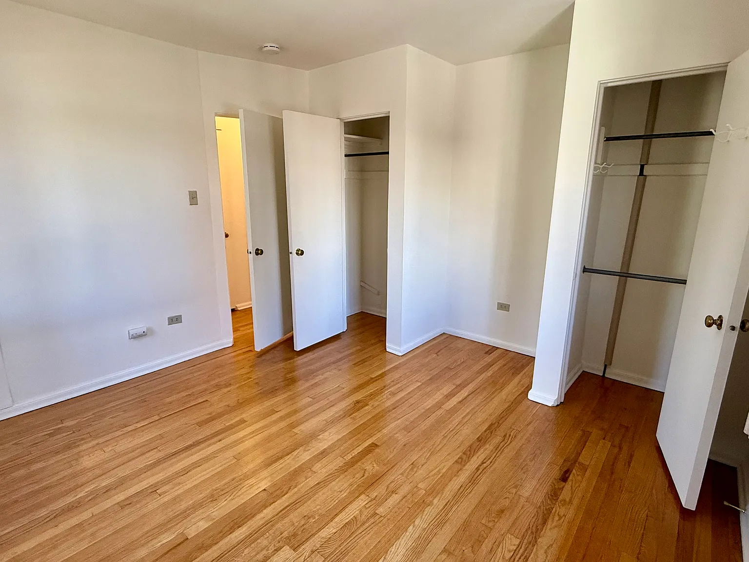 Large one bedroom apartment available now! — Photo 2