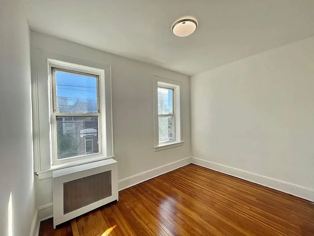 This newly renovated 3-bedroom, 1-bathroom apartment offers 800 square feet of comfortable living sp — Photo 2