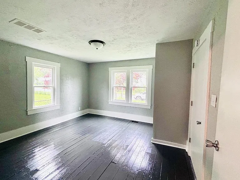 809 W 10th St — Photo 5