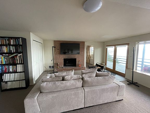 5th image of 10321 Bedford Ct NW