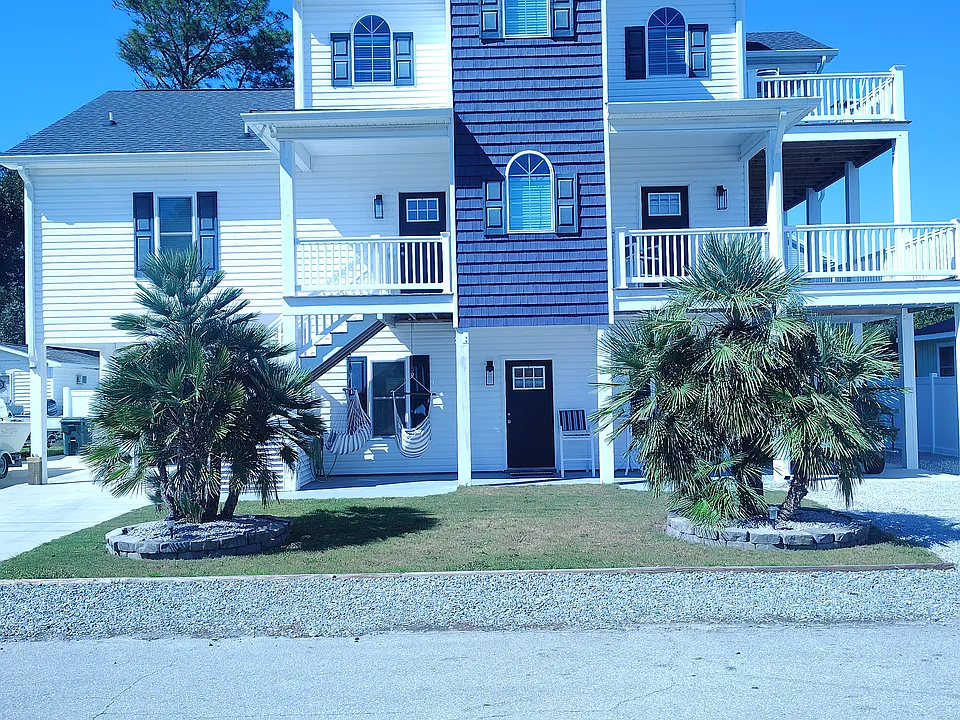 225 Pelican Dr