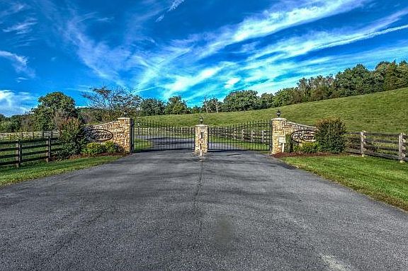 3rd image of 105 Creek Side Ct
