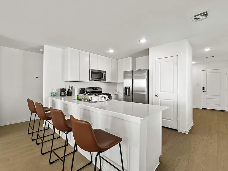 1527 Tiptop Mdw — Photo 2