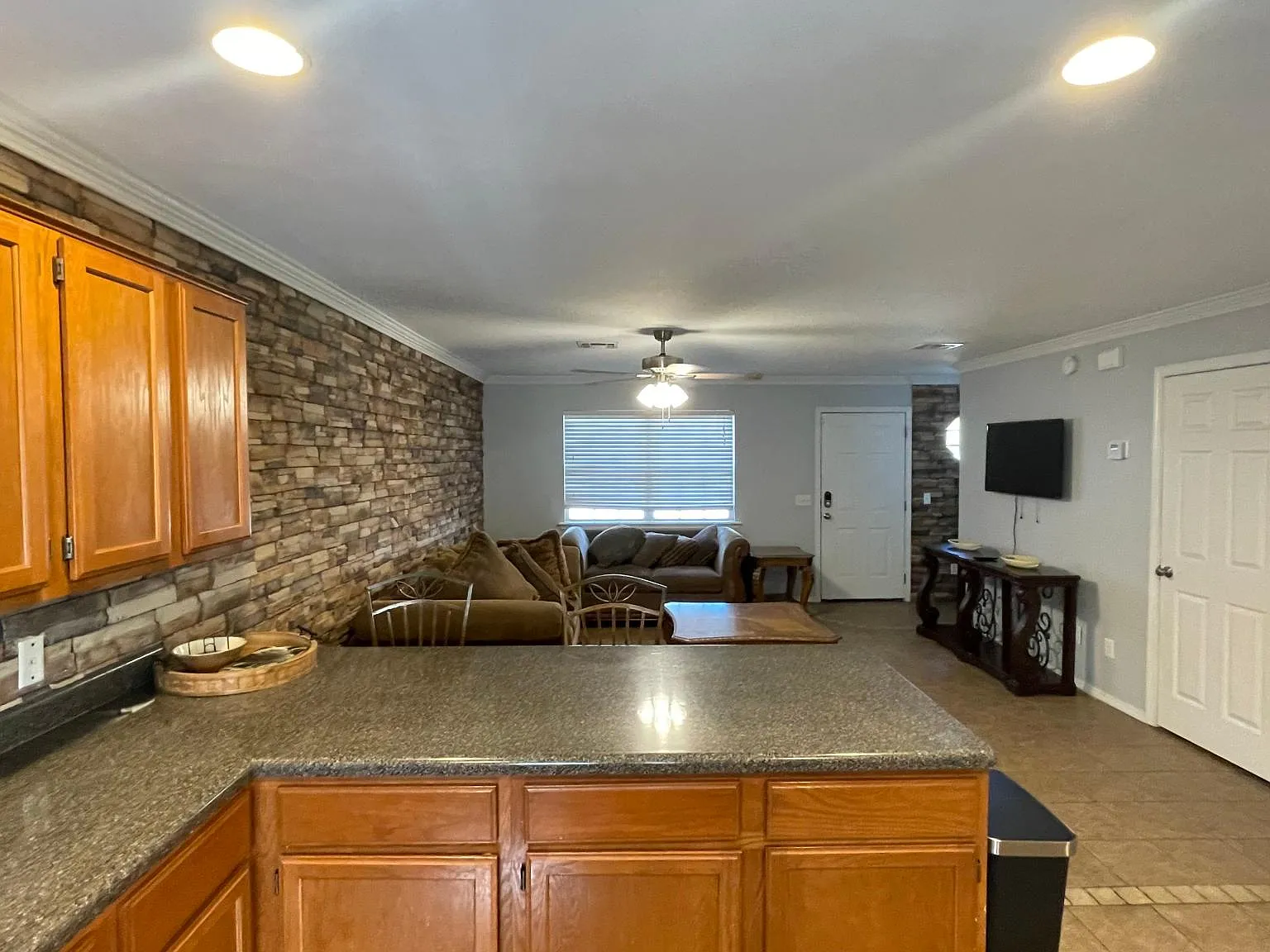 2 bed, 1.5 bath, 1160 sqft, $1,550 — Photo 2