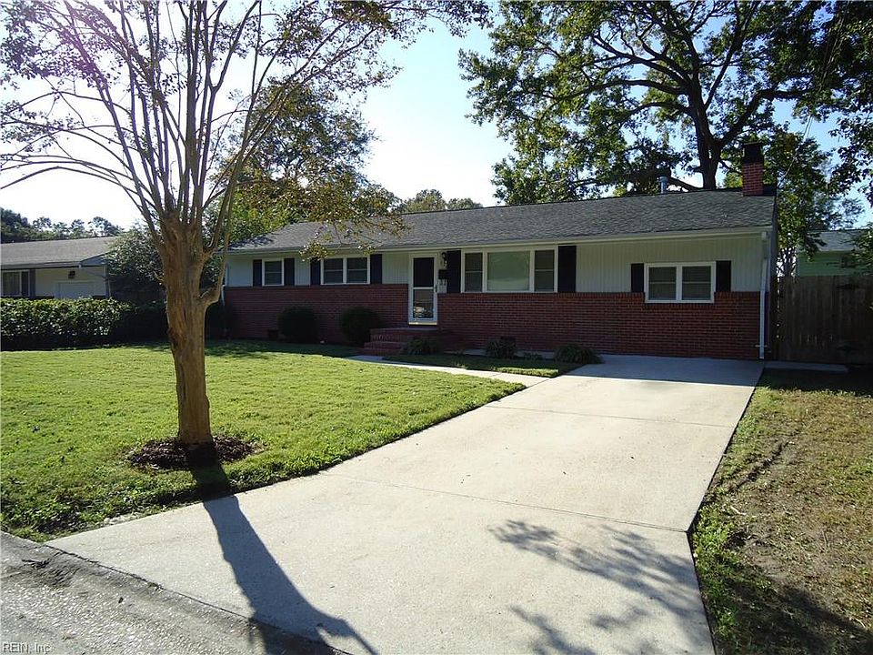 1st image of 325 Barcelona Ln