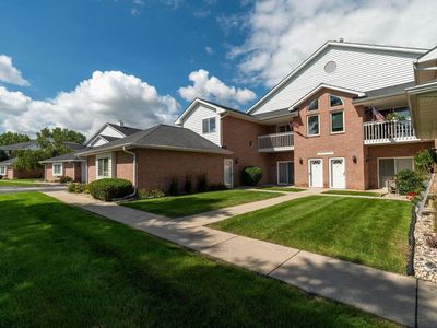 W241N2545 East Parkway Meadow CIRCLE #7, Pewaukee, WI, 53072