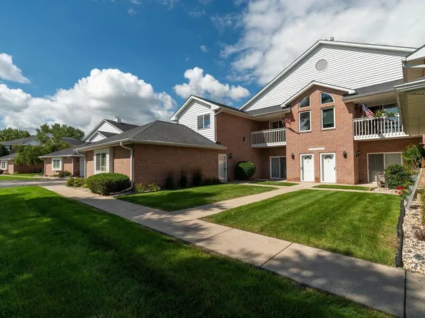 W241N2545 E Parkway Meadow CIRCLE #7, Pewaukee, WI 53072