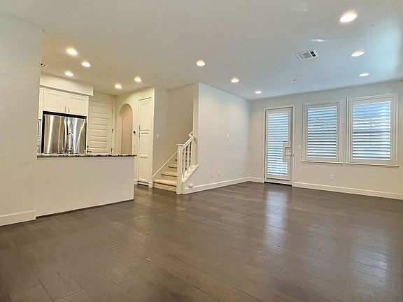 4th image of 106 Minaret Ave