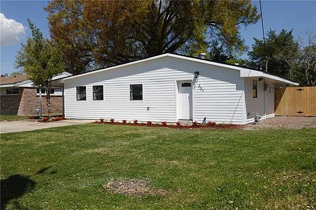 307 Talbot Dr — Photo 2