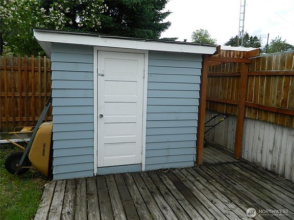 5th image of 114 1/2 Tonasket Avenue