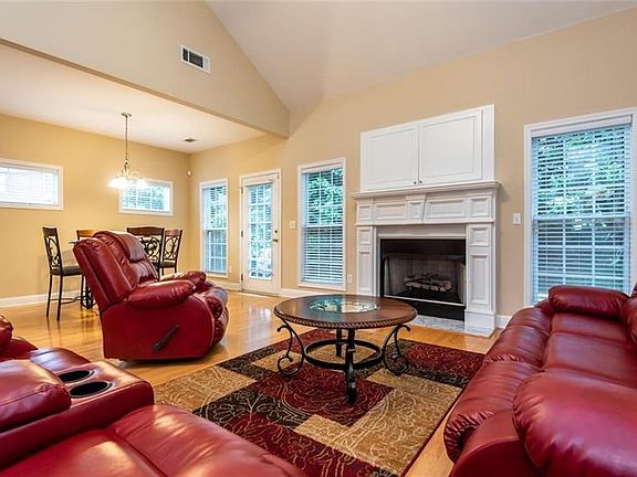 3rd image of 421 Sletten Dr