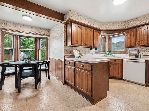 3rd image of 1139 Kelsey St NE