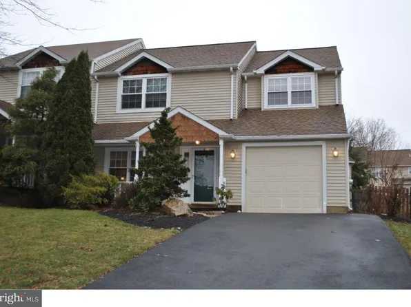 17 Pebble Dr, Holland, PA 18966