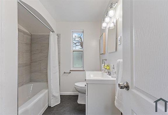 3rd image of 11059 Lakepointe St